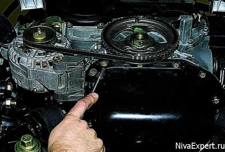 откручиваем болты по периметру крышки