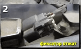Снимаем разъемы с катушек зажигания Киа Оптима