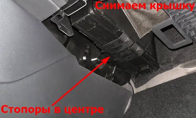 Как поменять салонный фильтр на Skoda Rapid 1 NH3