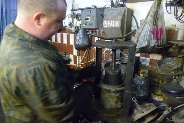 Использование пресса для разборки накопителя энергии