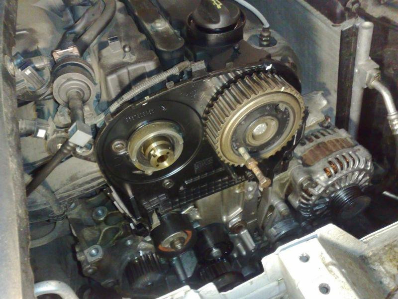 Двигатель автомобиля в разобранном виде